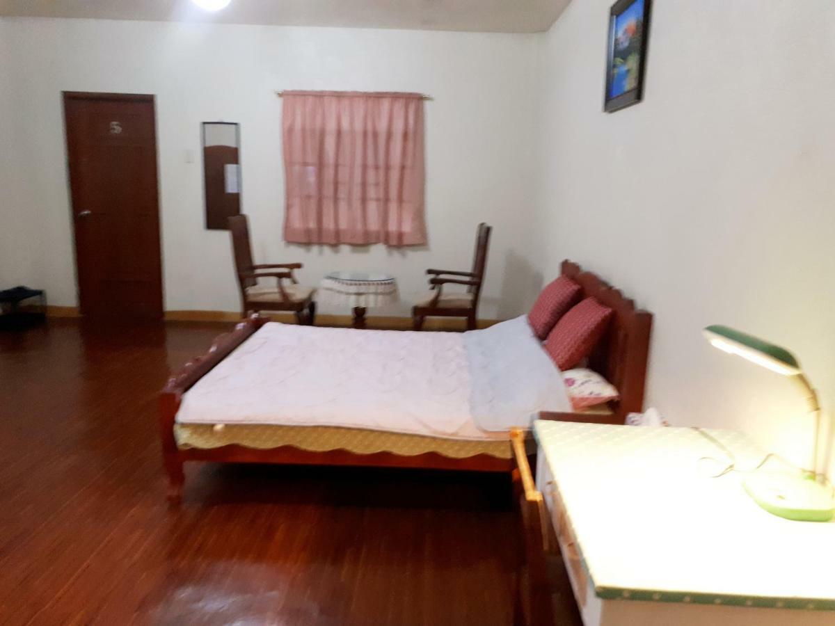 Minine Guesthouse Silang Екстериор снимка