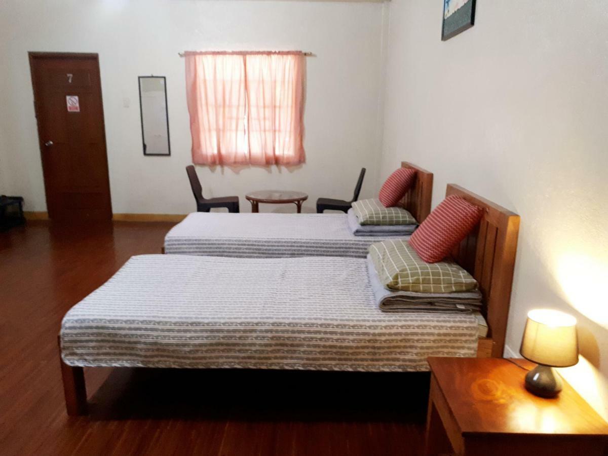 Minine Guesthouse Silang Екстериор снимка