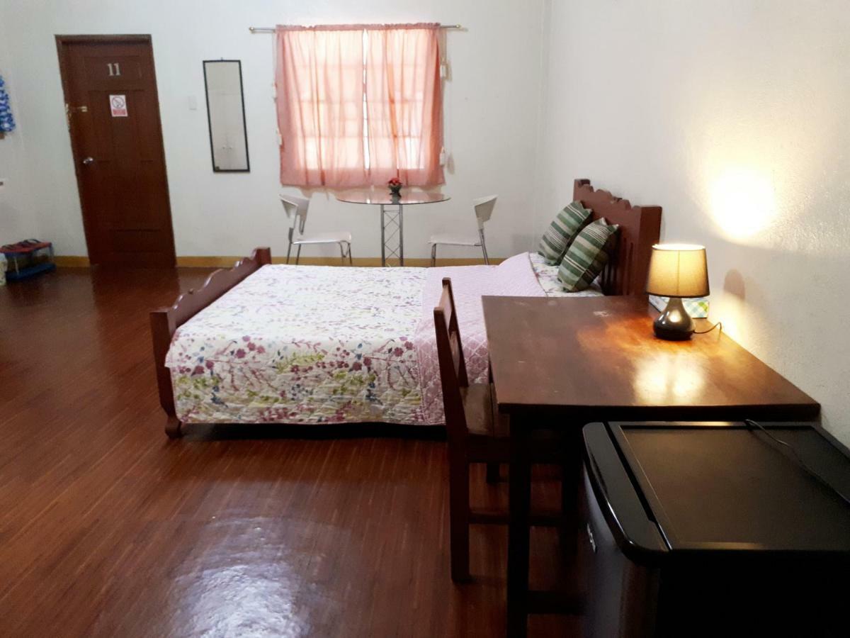 Minine Guesthouse Silang Екстериор снимка